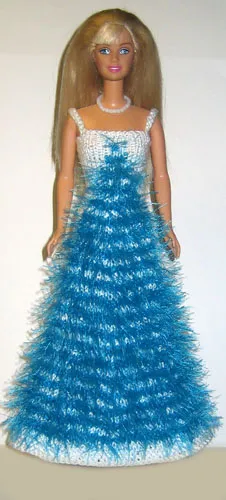 Barbie i vit klänning med blå ludddetaljer som skapar ombré-effekt.
