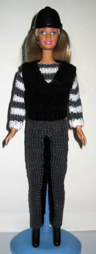 Barbie i svart väst med randiga ärmar och gråa ridbyxor.