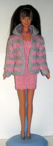 Barbie i grå och rosa randig jacka med rosa klänning.