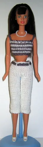 Barbie i vita capribyxor och randig topp i lila och vitt.