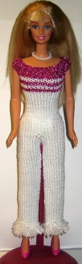 Barbie i vit stickad byxdress med cerise detaljer.