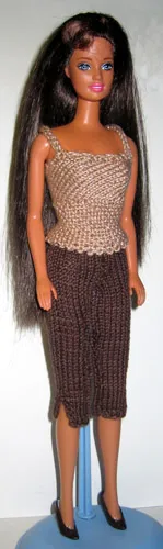 Barbie i beige stickad topp och brun pennkjol.