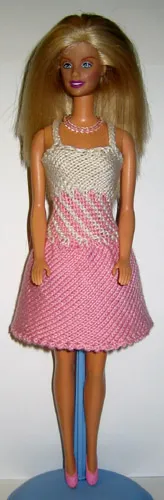 Barbie i rosa och beige stickad klänning med ombré-effekt.
