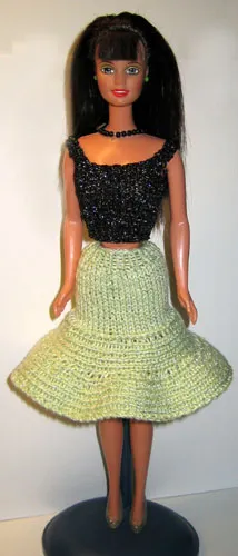 Barbie i ljusgrön kjol med volang och svart glittertropp.
