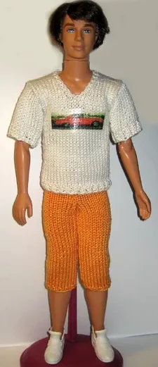 Ken-docka i vit stickad t-shirt och orange shorts med vita skor.