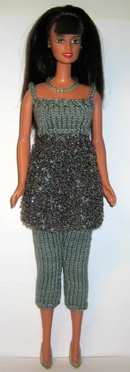 Barbie i grön stickad tunika med melerat bälte och gröna capribyxor.