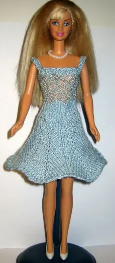 Barbie i ljusblå stickad klänning med axelband.