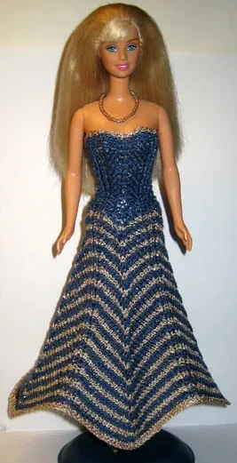 Barbie i blå aftonklänning med guldränder i sicksackmönster.