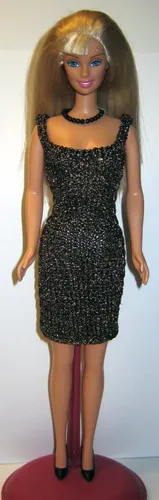 Barbie i guldglittrig cocktailklänning med smala axelband.