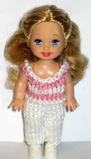 Barbie i vit stickad byxdress med rosa bröstparti