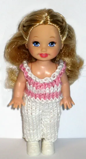 Barbie i vit stickad byxdress med rosa bröstparti