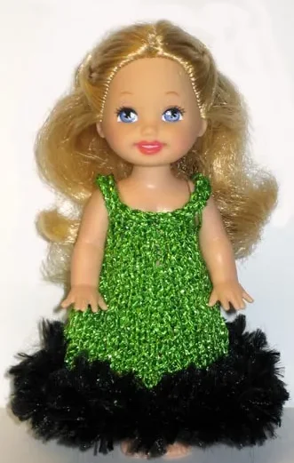 Barbie i grön glittrig klänning med svart luddkant