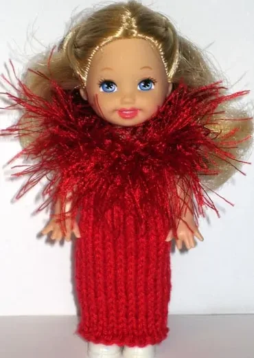 Barbie i röd stickad klänning med fluffig röd krage.