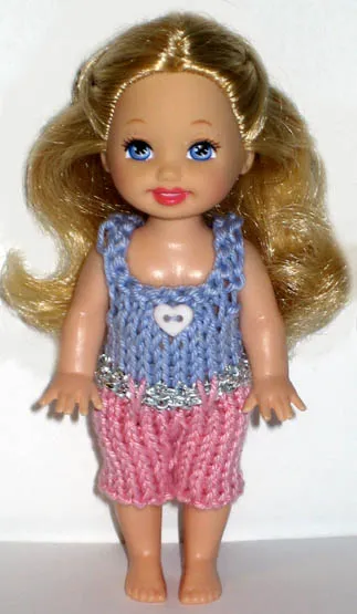 Barbie i stickad lila och rosa byxdress med silverdetaljer