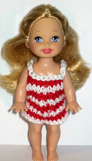 Barbie i vit och röd randig stickad baddräkt.