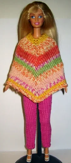 Barbie i randig poncho med regnbågsfarger och rosa byxor.