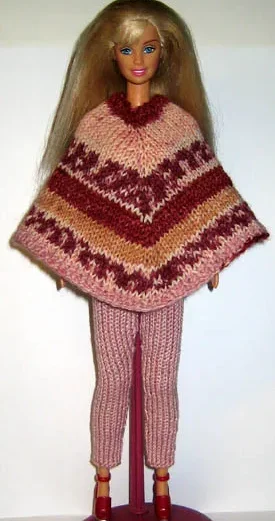 Barbie i stickad poncho med rosa och vinrött sicksackmönster och matchande byxor.