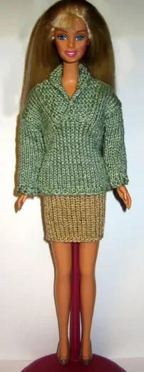 Barbie i grön stickad tröja med v-ringning och beige kjol.