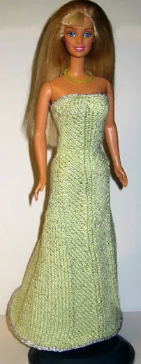 Barbie i ljusgrön stickad aftonklänning med silvriga detaljer