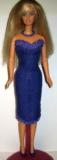 Barbie i blå glittrig cocktailklänning