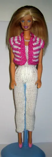 Barbie i cerise kortärmad jacka med vita ränder och vita byxor.