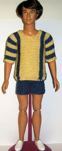Ken i gul tröja med blå ränder och blå shorts.