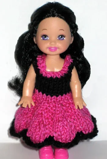 Barbie i stickad cerise och svart klänning med volangkjol.