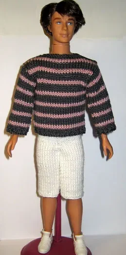 Barbie i randig stickad tröja i grått och rosa med vita shorts.