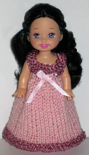 Barbie i rosa stickad klänning med glittrig rosa kant.