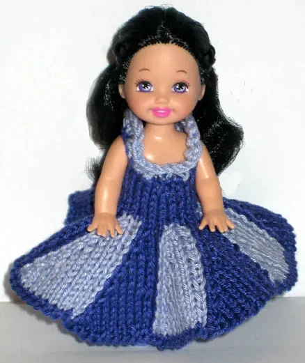 Barbie i stickad blå och ljusblå randad klänning