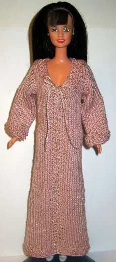 Barbie i rosa stickad klänning med v-ringning och långa ärmar.