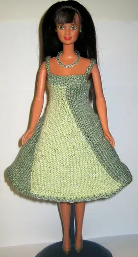 Barbie i stickad grön klänning med rutmönster i ljusa och mörka gröna toner.