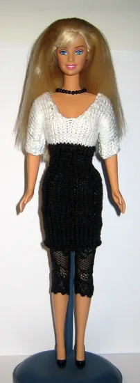 Barbie i stickad klänning med svart kjol och vit topp med korta ärmar.