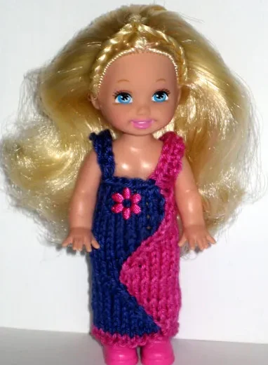 Barbie i stickad lila och cerise klänning med diagonalt mönster.