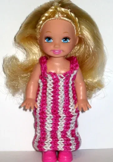 Barbie i stickad cerise och vit randad klänning.