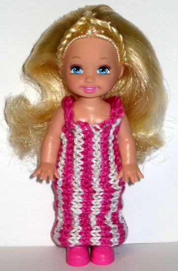 Barbie i stickad cerise och vit randad klänning.