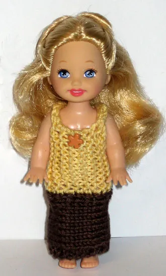 Barbie i gul och brun stickad klänning