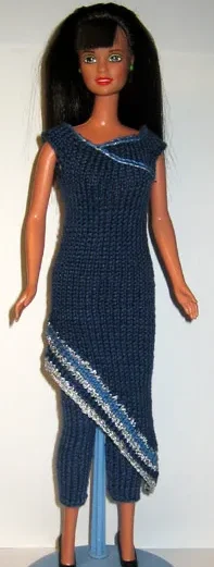 Barbie i mörkblå stickad klänning med silverdetaljer och sprund.