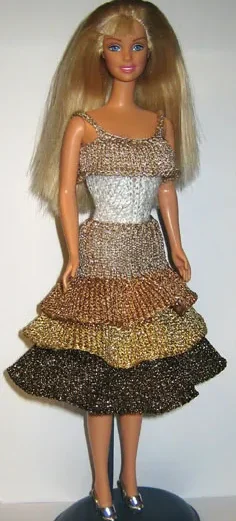 Barbie i guldskimrande kjol med volanger i olika guldtoner.