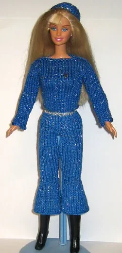 Barbie i blå glittrig jacka och byxor med matchande hatt.