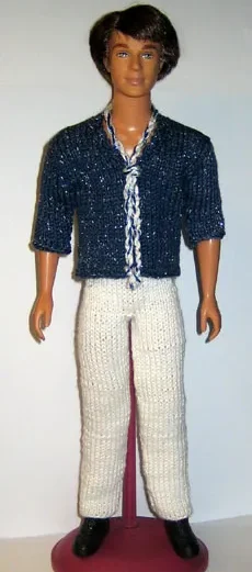 Ken-docka i blå stickad tröja med silvertråd och vita byxor i ABBA-stil.