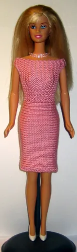 Barbie i rosa stickad klänning med sicksackmönster.