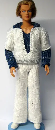 Barbie-docka i stickad blå tröja med vit jacka och vita byxor.