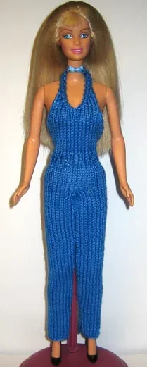 Barbie i blå stickad byxdress med hålmönster och halterneck.