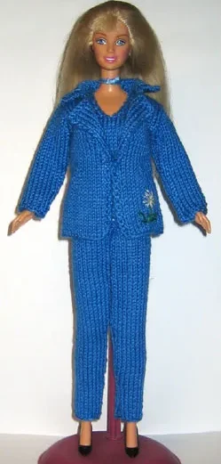 Barbie i blå stickad kavajdress med matchande byxor.