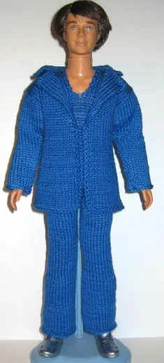 Barbie i blå stickad kavaj med matchande byxor.