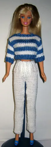 Barbie i randig blå och vit topp med vita byxor.