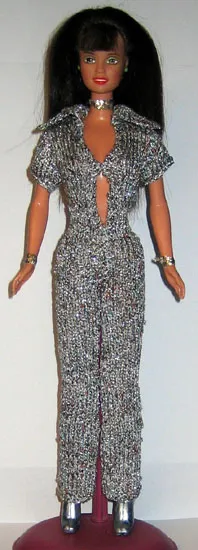 Barbie i silvrig metallic jumpsuit med djup v-ringning.