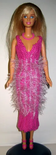 Barbie i cerise klänning med luddkant