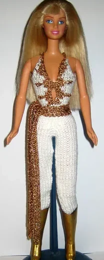 Barbie i vit jumpsuit med guldglittrig midja och djup v-ringning.
